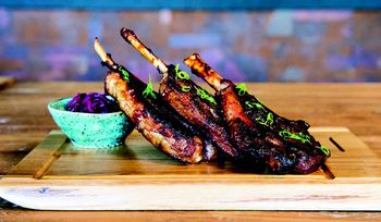 Отбивные из баранины с корейскими специями и маринованной красной капустой