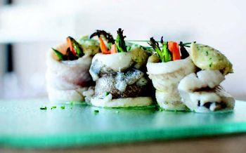 Рулет из морского языка с овощами и маслом из Карри