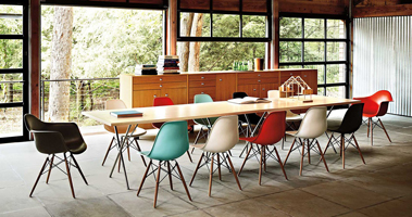 Стулья EAMES.