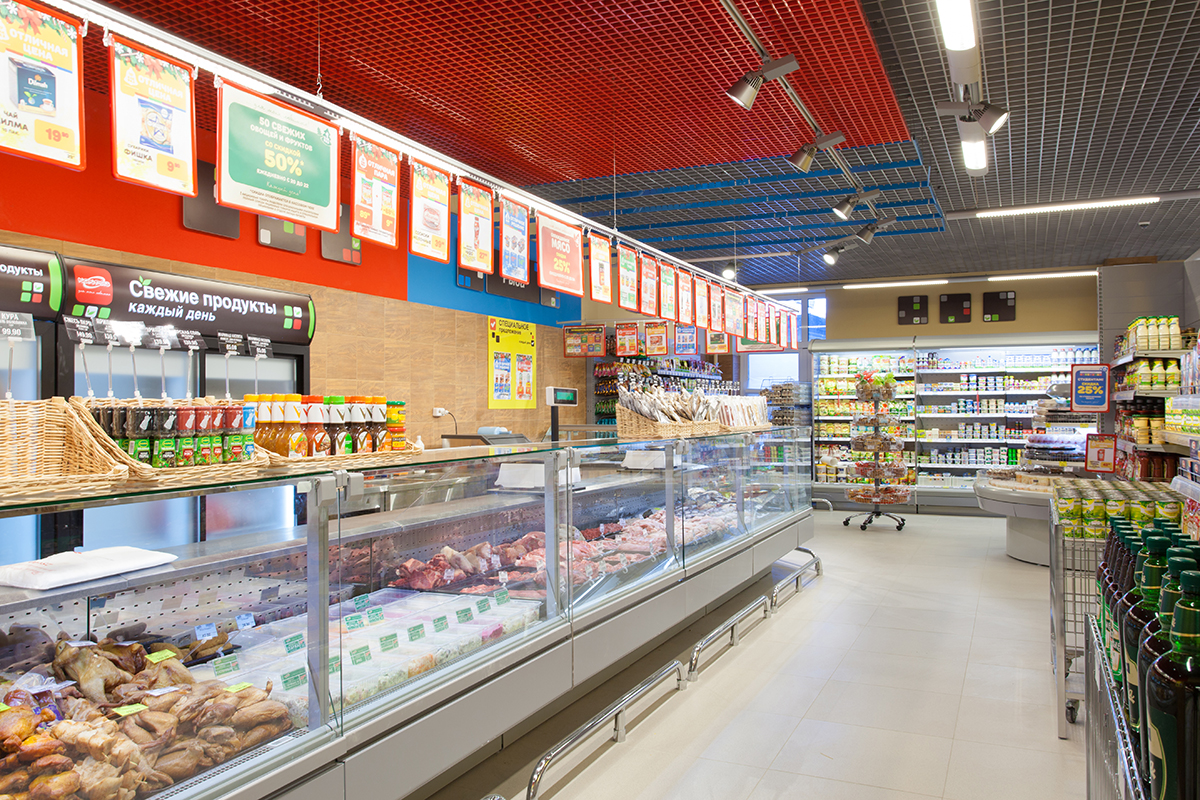 Магазин продуктов внутри. Маленький магазин продуктов. Таблички в супермаркетах. Выкладка продуктов в магазине. Продуктовый магазин внутри.